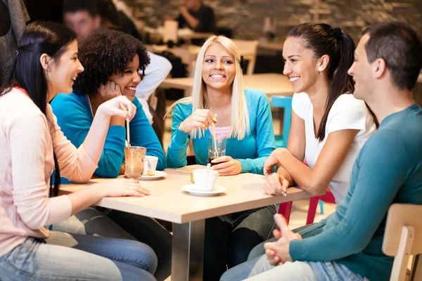 Jóvenes amigos en la cafetería — Foto de Stock