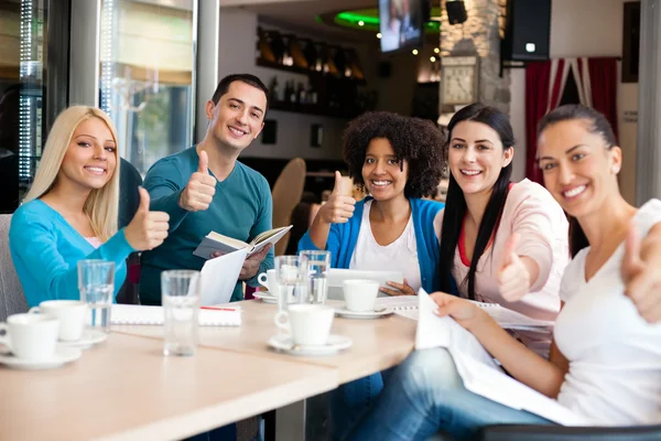 Étudiants dans le café montrant pouces vers le haut — Photo