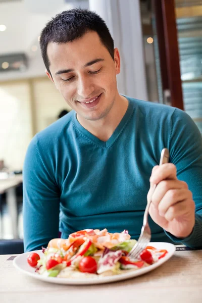 Homme mangeant une grande partie de la salade — Photo