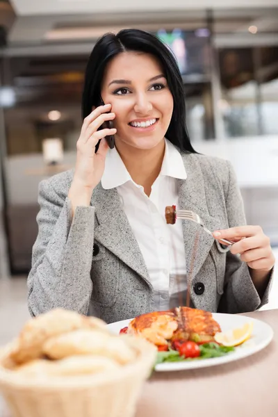 Geschäftsfrauen beim Mittagessen — Stockfoto