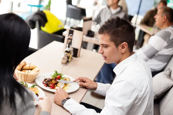 Genç bir çift yemek — Stok fotoğraf