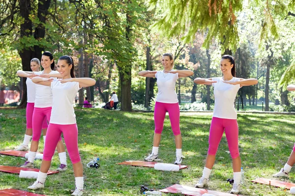 Grupo de mulheres fazendo exercício — Fotografia de Stock