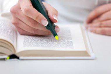 Fosforlu kalem ve kitap