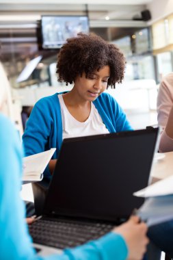 Dizüstü bilgisayarı olan genç kadın