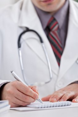 Doktor reçete yazıyor.