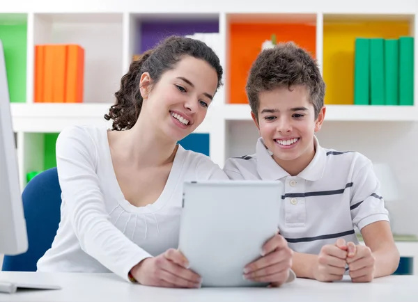 Lachende kinderen met digitale tablet — Stockfoto