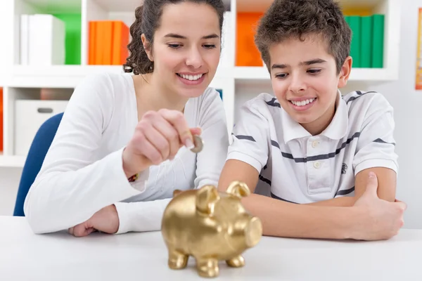 Irmãos com piggybank — Fotografia de Stock