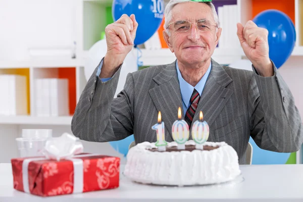 Feliz homem sênior celebrando aniversário — Fotografia de Stock