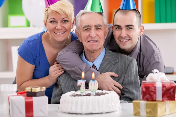 Hombre celebrando su 70 cumpleaños —  Fotos de Stock