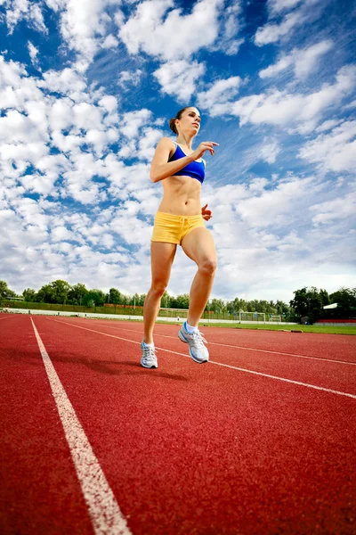 Mujer joven ejercicio correr y correr — Foto de Stock