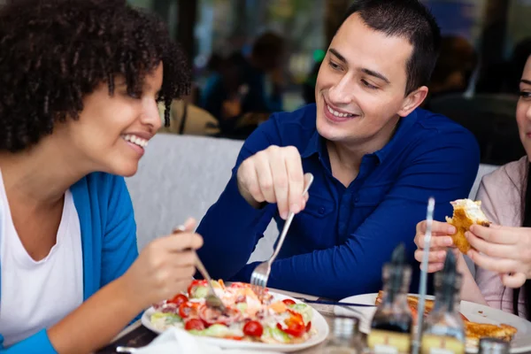 Casal afetuoso no almoço com amigos — Fotografia de Stock