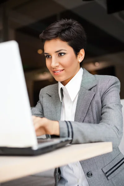 Ung affärskvinna med bärbar dator — Stockfoto