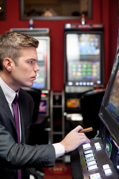 Hombre concentrarse en la máquina tragaperras — Foto de Stock