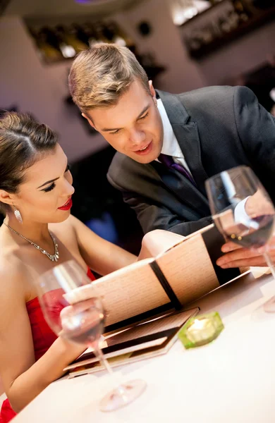 Casal no restaurante romântico — Fotografia de Stock