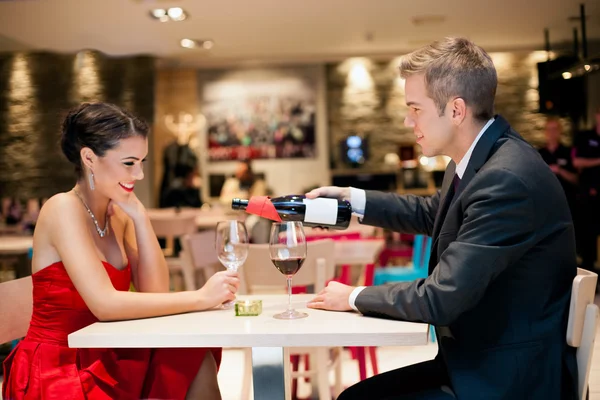 Gentlemen pouring wine his girlfriend — Stock Photo, Image