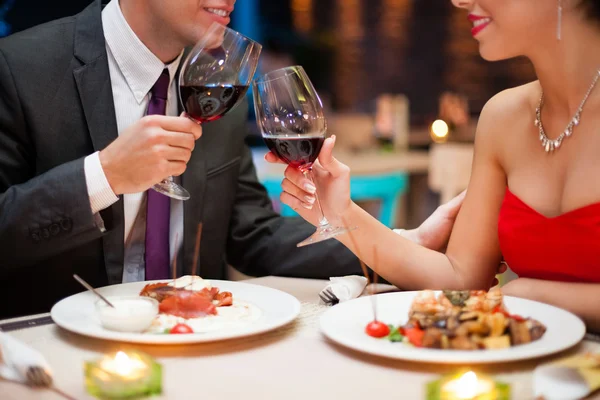 Firandet. händer som håller glasen att göra toast. — Stockfoto