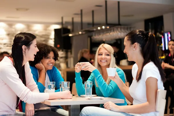 Grupp unga kvinnor på fika — Stockfoto