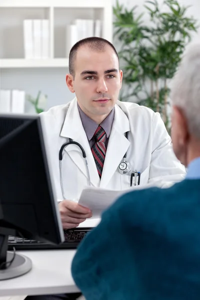 Doctor con paciente — Foto de Stock