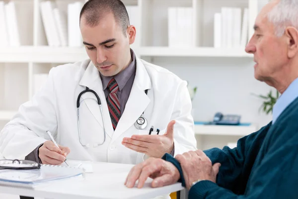 Médico conversando com paciente idoso — Fotografia de Stock