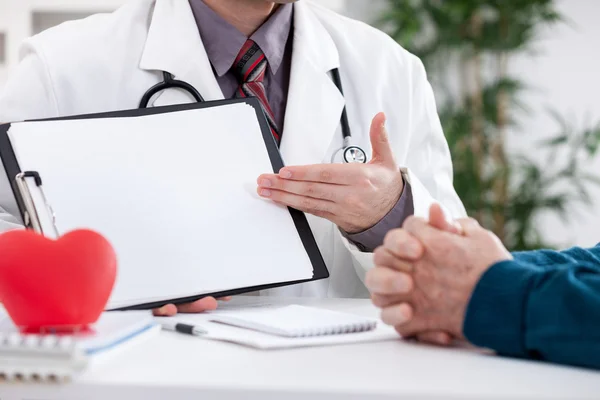 Cardiologist showing medical test — Stock Photo, Image