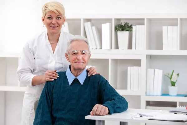 Gamla män med sjuksköterska — Stockfoto