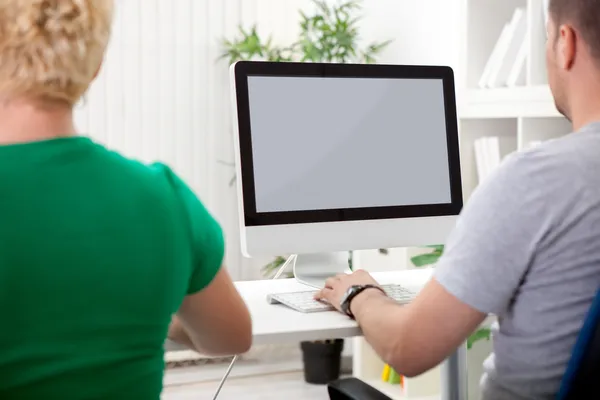 Two colleagues in office — Stock Photo, Image