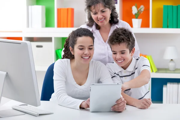 Familie plezier met tablet pc — Stockfoto