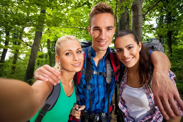 Friends taking pictures during hiking — Stock Photo, Image