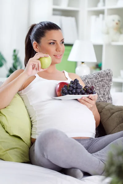 Gravidanza mangiare frutta — Foto Stock