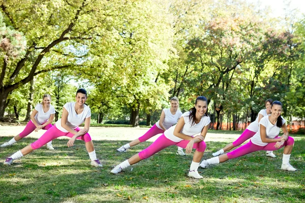 Grupp kvinnor som stretching benen — Stockfoto