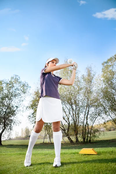 Chica jugando al golf — Foto de Stock