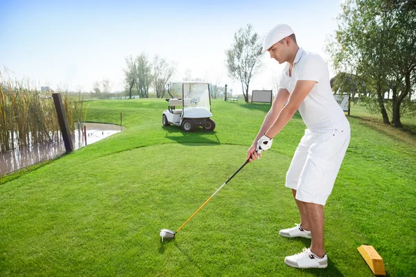 Гольфист бьет мяч для гольфа — стоковое фото