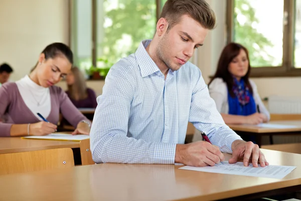 Estudante masculino em uma sala de aula — Fotografia de Stock