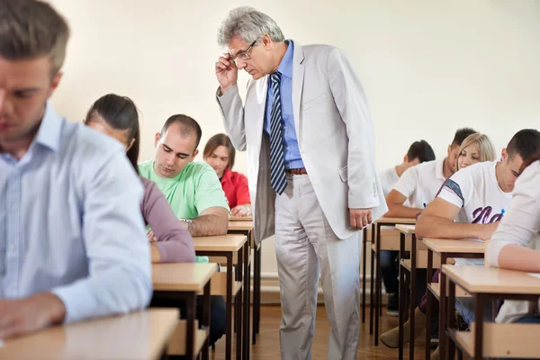 Professore con aula piena di studenti — Foto Stock