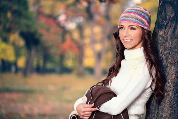 Donna alla moda in parco di autunno — Foto Stock