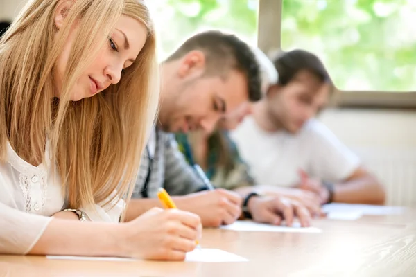 Estudantes sentados em um anfiteatro — Fotografia de Stock