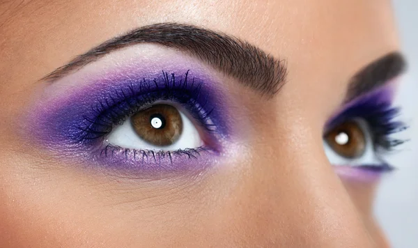 Глаза с фиолетовым макияжем — стоковое фото