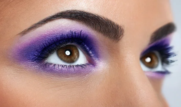 Ojos con maquillaje morado — Foto de Stock