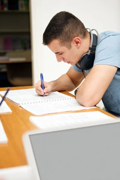 Manlig gymnasiestudent i klassrummet — Stockfoto