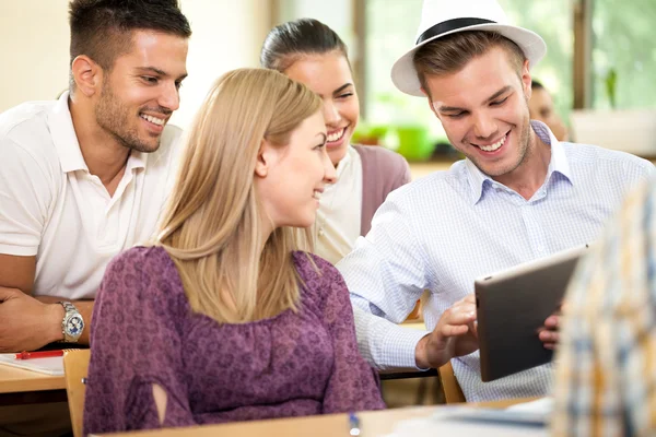 Grupo de estudantes felizes com tablet pc — Fotografia de Stock