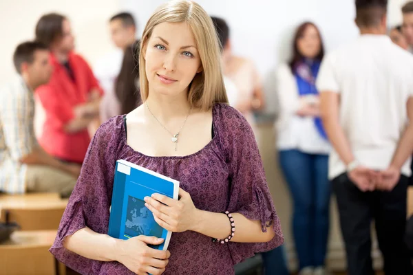 Kvinnliga högskolestudent — Stockfoto