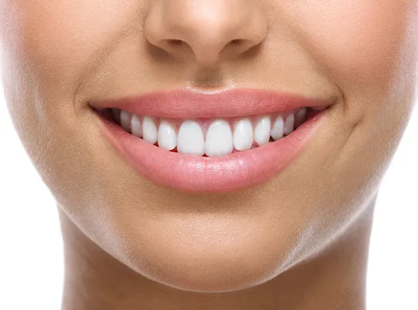 Close-up de sorriso com dentes brancos — Fotografia de Stock