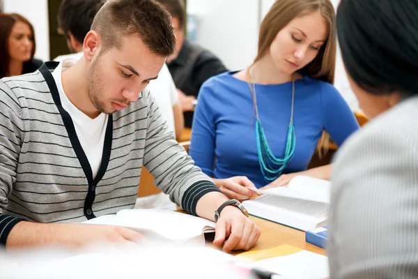 Estudantes que estudam em sala de aula — Fotografia de Stock