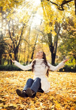 Sonbahar parkındaki kadın