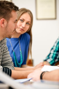 genç öğrenciler konuşurken