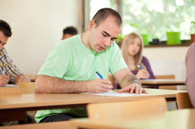 yakışıklı öğrenci sınıfta