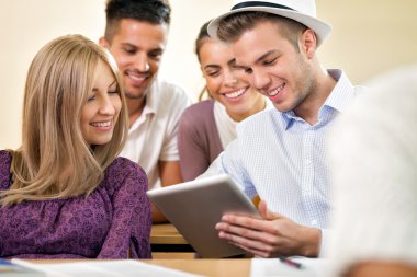 Üniversite öğrencileri ile birlikte tablet