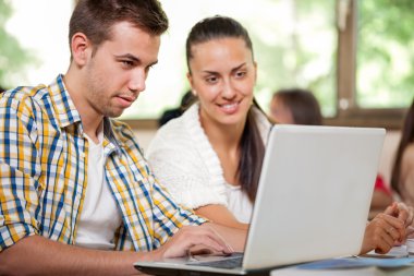 Üniversite öğrencileri ile laptop