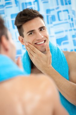 onun yumuşak yanak dokunmadan erkekler