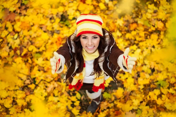 Menina sorridente feliz no parque de outono — Fotografia de Stock